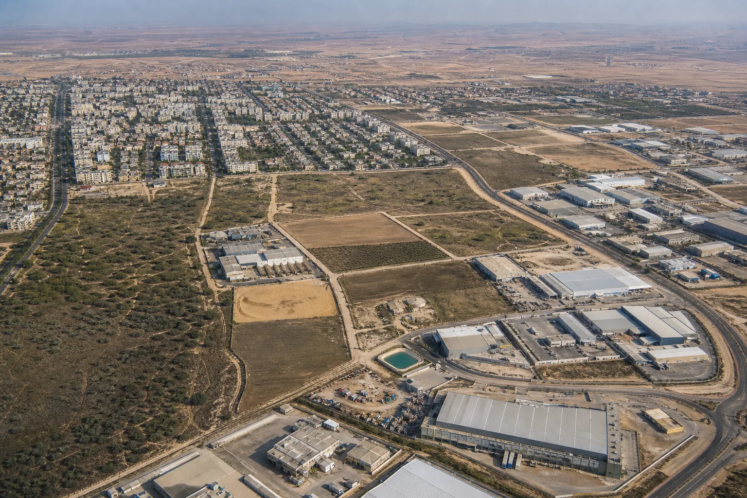 מבט אווירי על שכונות, אזורי תעשייה וחלקות קרקע באזור הדרום